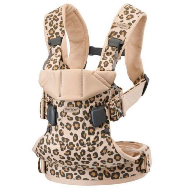 Babytrage Rucksack One aus Baumwolle in Beige und Leopardenmuster.