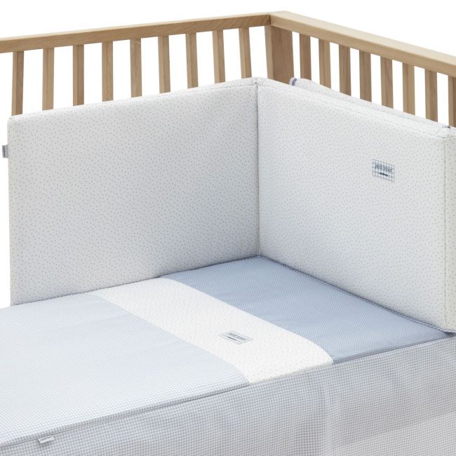 Ensemble de 2 pièces pour lit de bébé 60x120x3 cm en vichy bleu ciel.